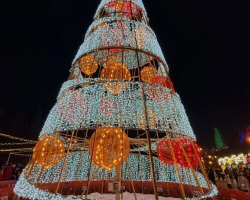 Baki Bulvarinda aciq hava buz meydancasi Yeni Il yarmarkasi goruntusu