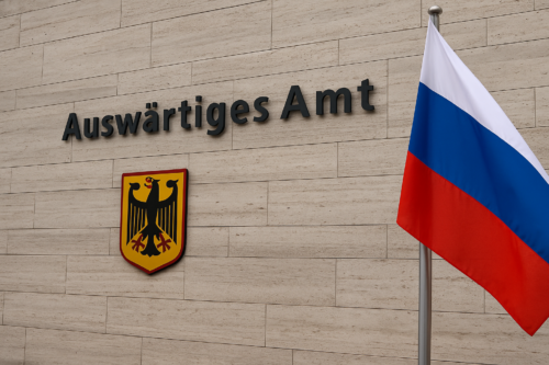 Almaniyanin Berlin seherinde yerlesen Xarici Isler Nazirliyinin binasi fonunda Rusiya bayragi gorunur