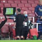 Futbol hakimi VAR monitorunda epizodu yoxlayir