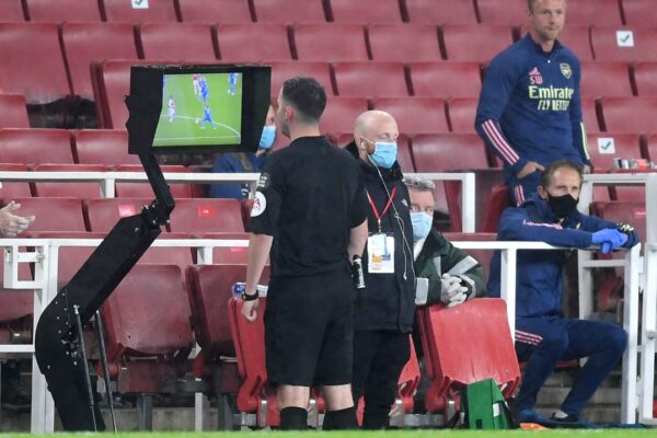 Futbol hakimi VAR monitorunda epizodu yoxlayir