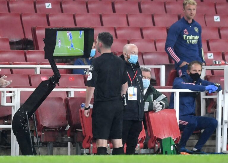 Futbol hakimi VAR monitorunda epizodu yoxlayir