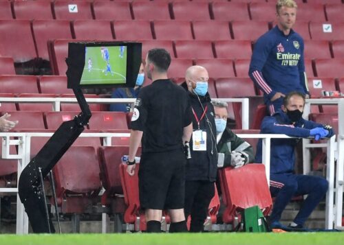 Futbol hakimi VAR monitorunda epizodu yoxlayir