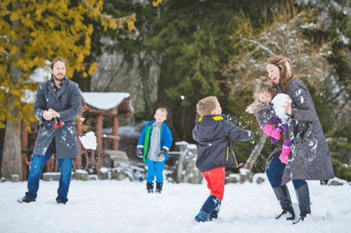 Qis feslinde seher kucesinde gəzən insanlar