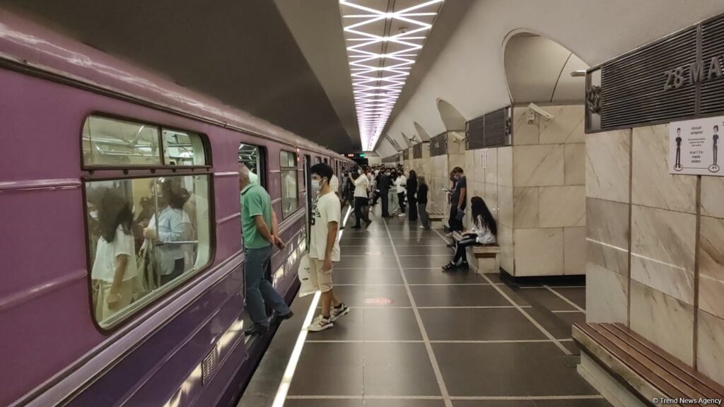 Baki metro platformunda gozləyen sernisinler goruntusu
